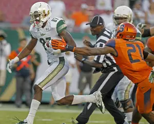 USF's Rodney Adams scores in the fourth quarter during the Bulls' three-touchdown win over Syracuse on Saturday.