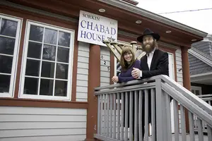 Zalman and Sarah Ives will host an interactive Passover Seder featuring Jewish traditions along with a “Jewpardy” game and Seder puppets this weekend at Chabad House.