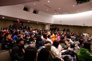 在Huntington Beard Crouse Hall's Gifford Auditorium礼堂举办的公开讨论会的现场坐满了来自不同种族背景的学生