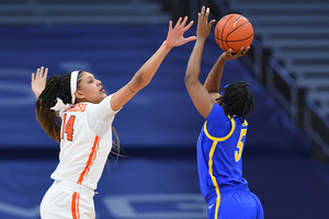 Kamilla Cardoso defends Amber Brown in Syracuse's 23-point win over Pittsburgh.