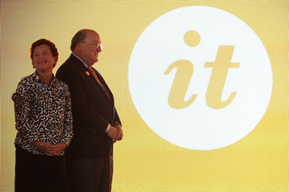 Chancellor Nancy Cantor stands with Dick Thompson, head of the SU Board of Trustees, at the 