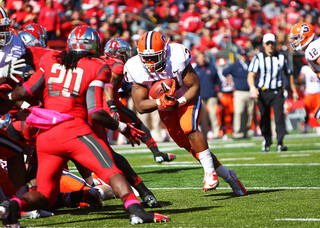 Syracuse running back Adonis Ameen-Moore takes a carry up the middle to the end zone in the second quarter.