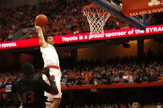 Syracuse point guard Michael Carter-Williams dunks the ball in the first half.