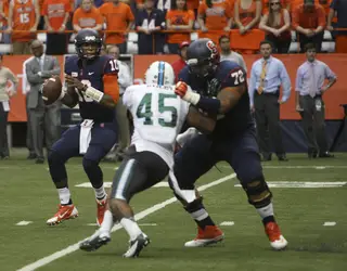Syracuse quarterback Terrel Hunt sets up to throw against the Tulane pass rush.