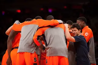 Syracuse huddles on the court moments before tip off. 