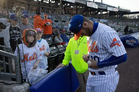 Mets alumni taking to NYC streets with gifts for fans