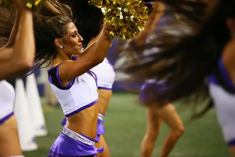 Baltimore Ravens Cheerleaders - Working together makes stunts that