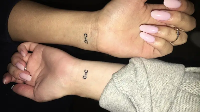 Best friends, chemists get matching carbon bond tattoos - The Daily Orange