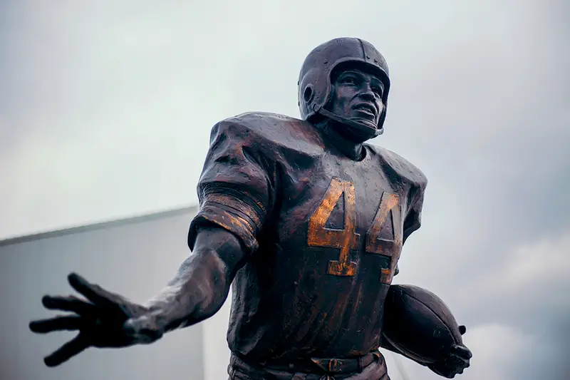 These Syracuse University alumni want the Jim Brown statue on